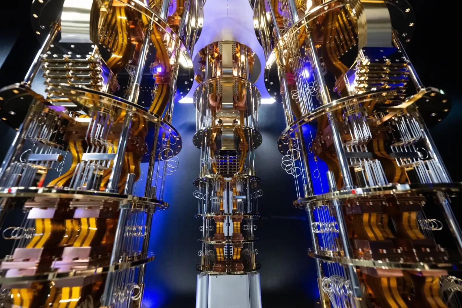 Advanced quantum computing system with gold and copper cryogenic hardware